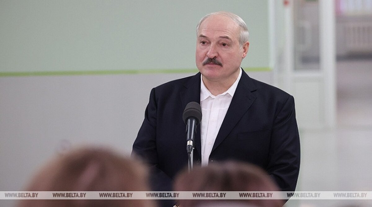 Лукашенко решил не прививаться от коронавируса, назвав врачам причину