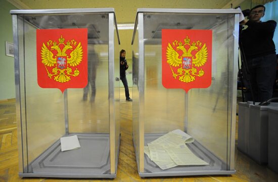 Приморский край бьет рекорды по нарушениям на праймериз: люди голосуют на коленках, а урны вывозят из зала