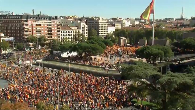 Тысячи граждан Испании вышли на улицы Maдрида на митинг единства страны - кадры 