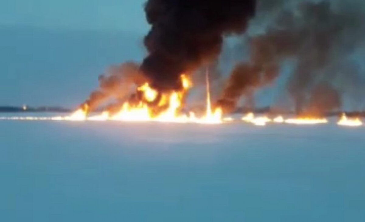 Пламя фонтаном бьет: пожар в акватории реки Обь попал на видео