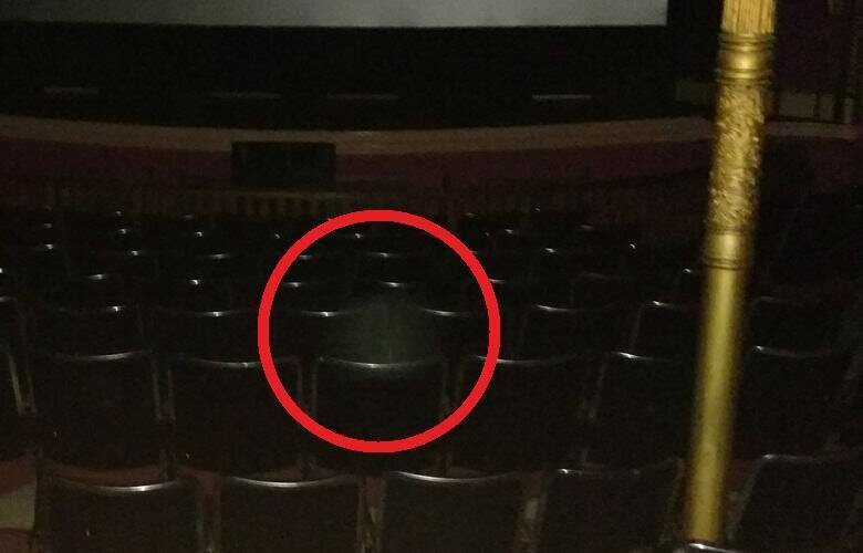 Зритель сфотографировал сидящего в кресле призрака, который ожидал следующего показа фильма 