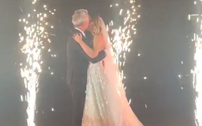 Пылкий поцелуй Собчак и Богомолова на свадьбе попал на видео 
