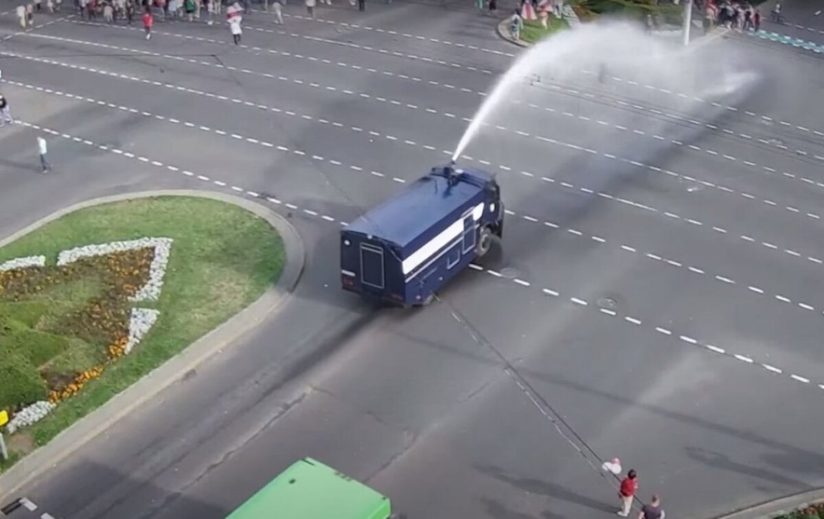 В Минске силовики применили водометы, в центре огромная колонна военных грузовиков