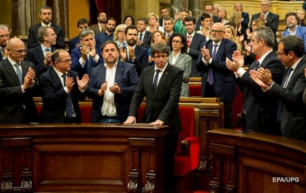 Парламент Каталонии сделал шаг к отсоединению региона от Испании – кадры