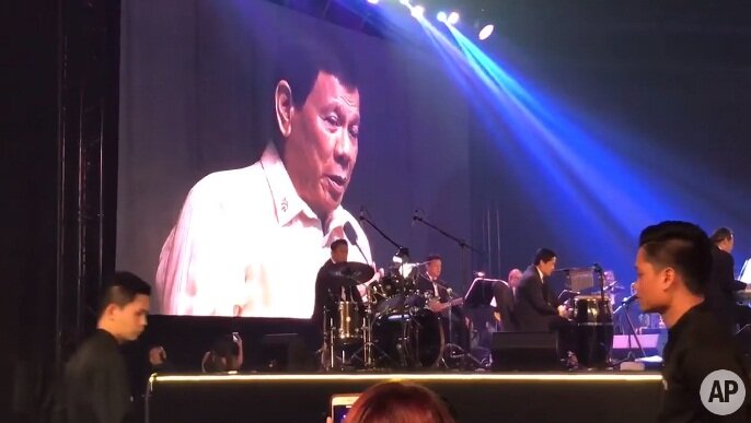 Президент Филиппин Дутерте по приказу Трампа спел на саммите АСЕАН – кадры 