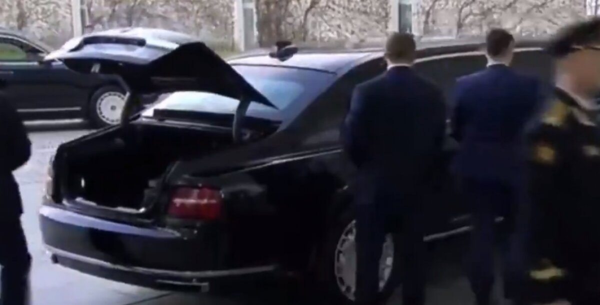 "Ядерный чемоданчик не забудьте", - Сеть заинтриговало содержимое багажника "Кортежа" Путина 