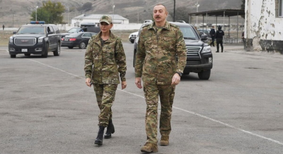 Алиев с супругой объехал отвоеванные в Карабахе территории 