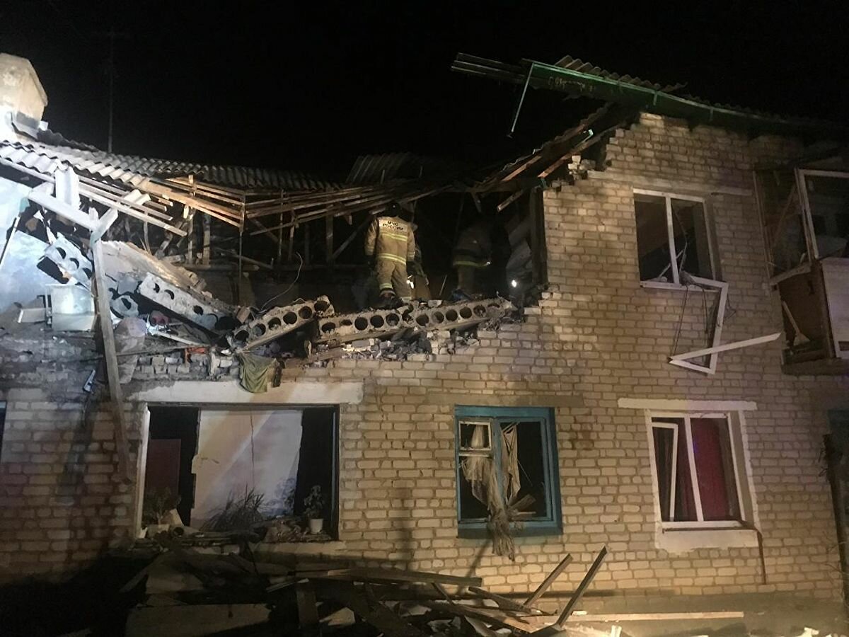 ЧП в Ростовской области: взрыв газа обрушил крышу дома, погибли два человека - кадры