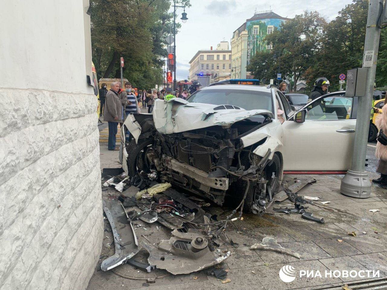 ​В Москве репер Эллей протаранил иномарку и снес пешеходов прямо на тротуаре – кадры