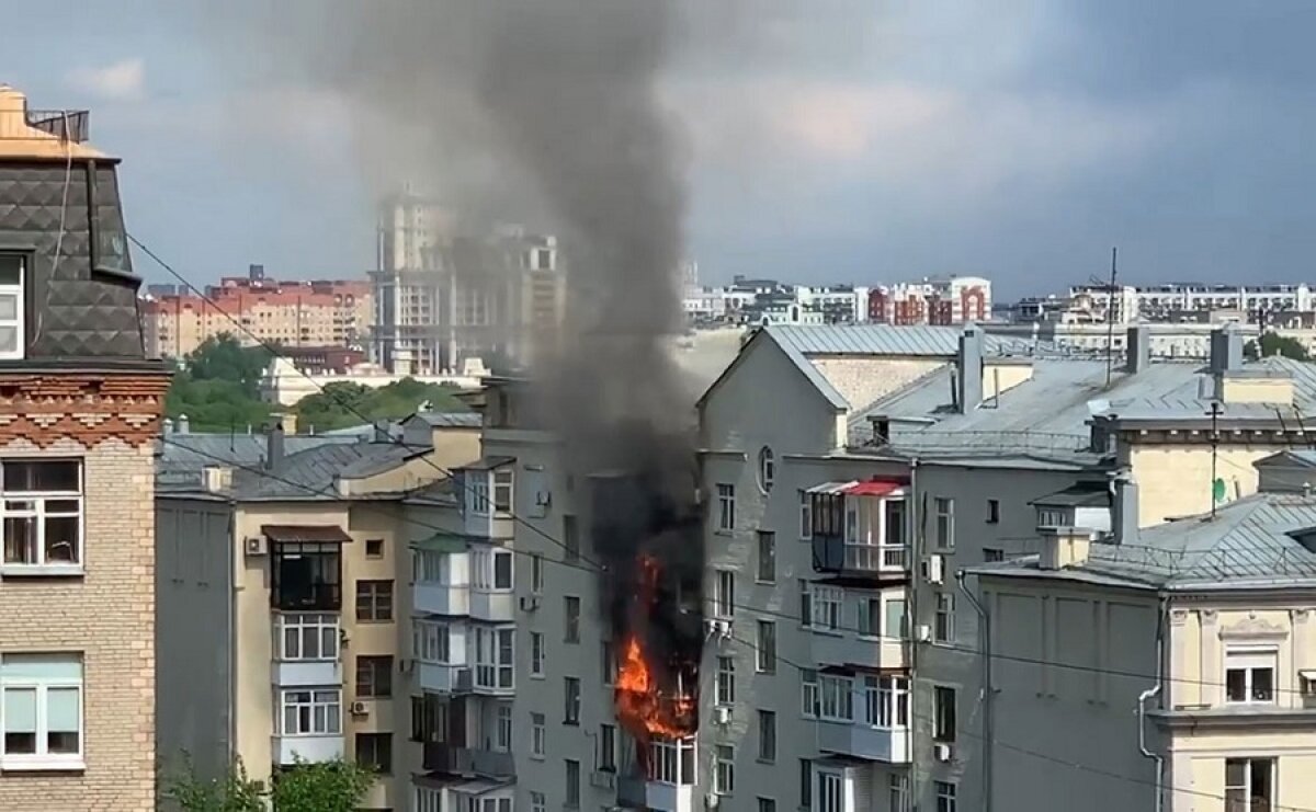 Маи сгорело. Пожар на Фрунзенской набережной. Пожар на Фрунзенской набережной сейчас. Пожар в Москве сейчас 1 час назад. Пожар на Фрунзенской набережной 14 мая 2020 года.