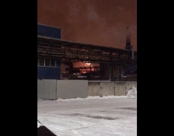 В Петербурге на складе пиротехники прогремел взрыв: черный дым и непрекращающийся фейерверк – кадры 