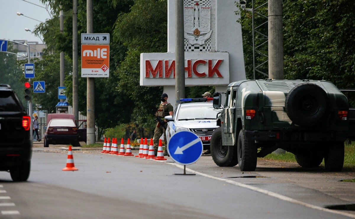 В центр Минска выдвинулись колонны военной техники