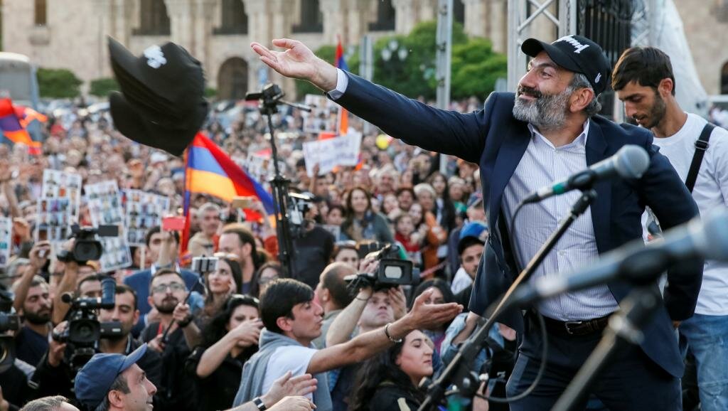 Армения продолжает праздновать победу Пашиняна: тысячи людей скандируют имя нового премьера - кадры