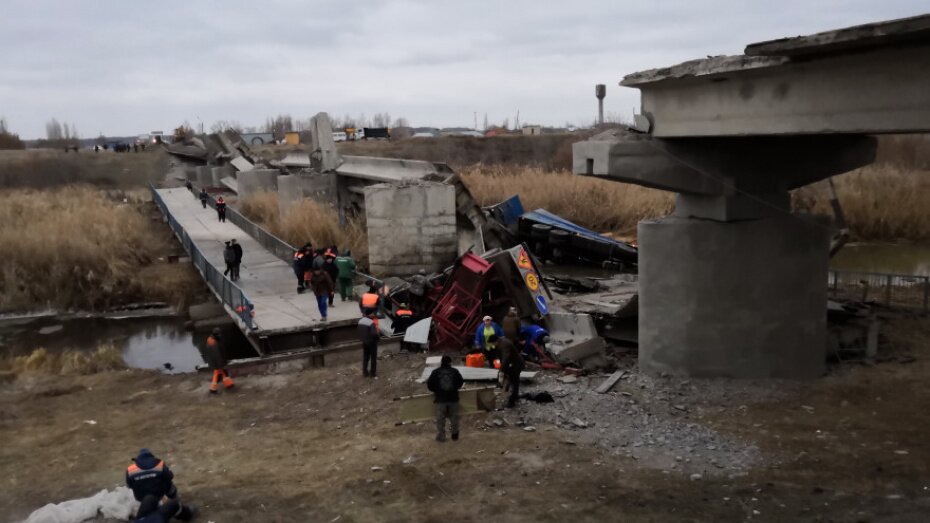 СМИ узнали две причины обрушения моста под Воронежем – кадры
