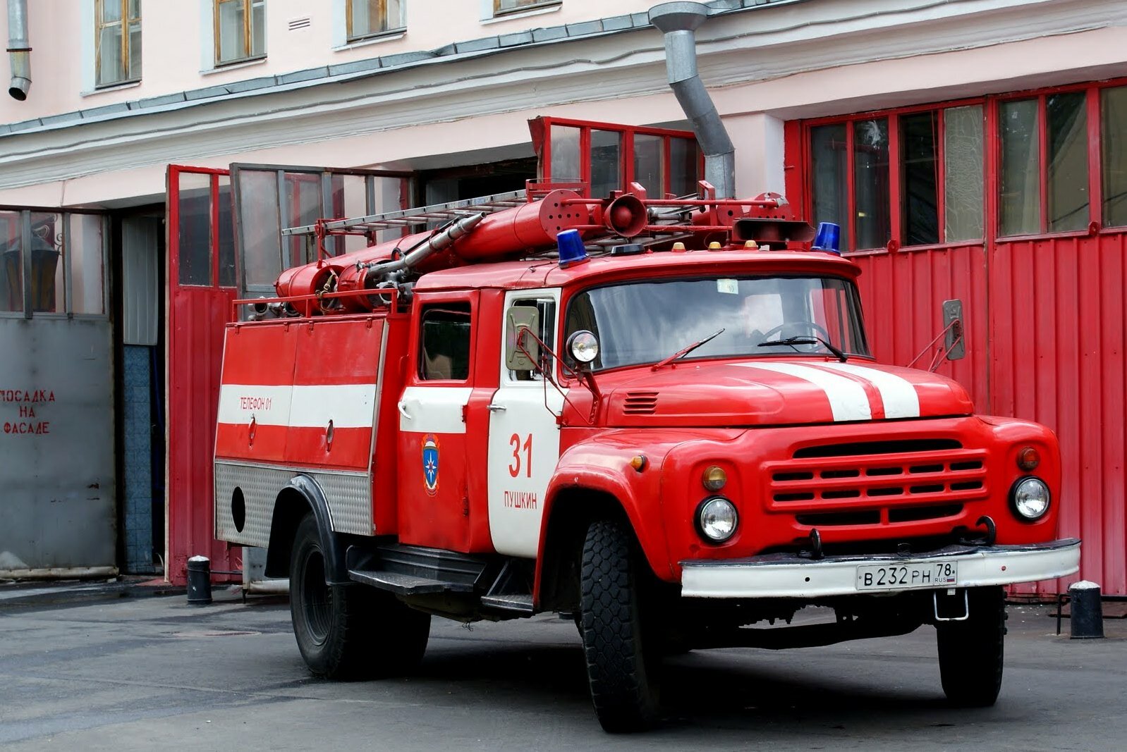 На востоке Москвы вспыхнул жилой дом – спасаясь от пожара, люди прыгают из окон