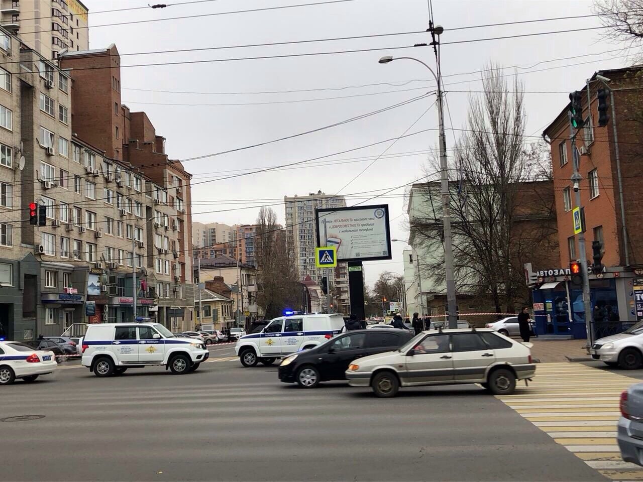В центре Ростова вооруженный следователь захватил в заложницы жену - ФСБ готовит штурм, квартал перекрыт несколько часов