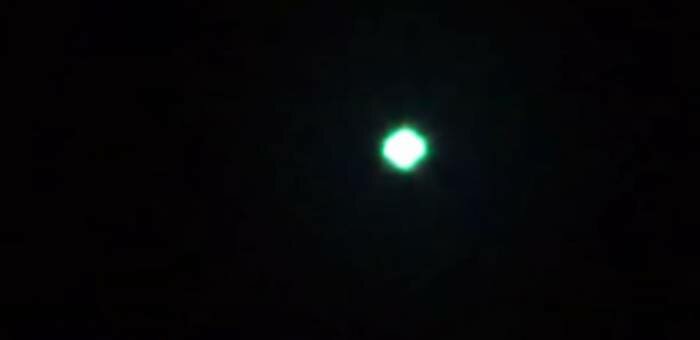 Светящаяся точка на экране. НЛО зеленый шар. Зеленая точка в небе. Мигающий НЛО.