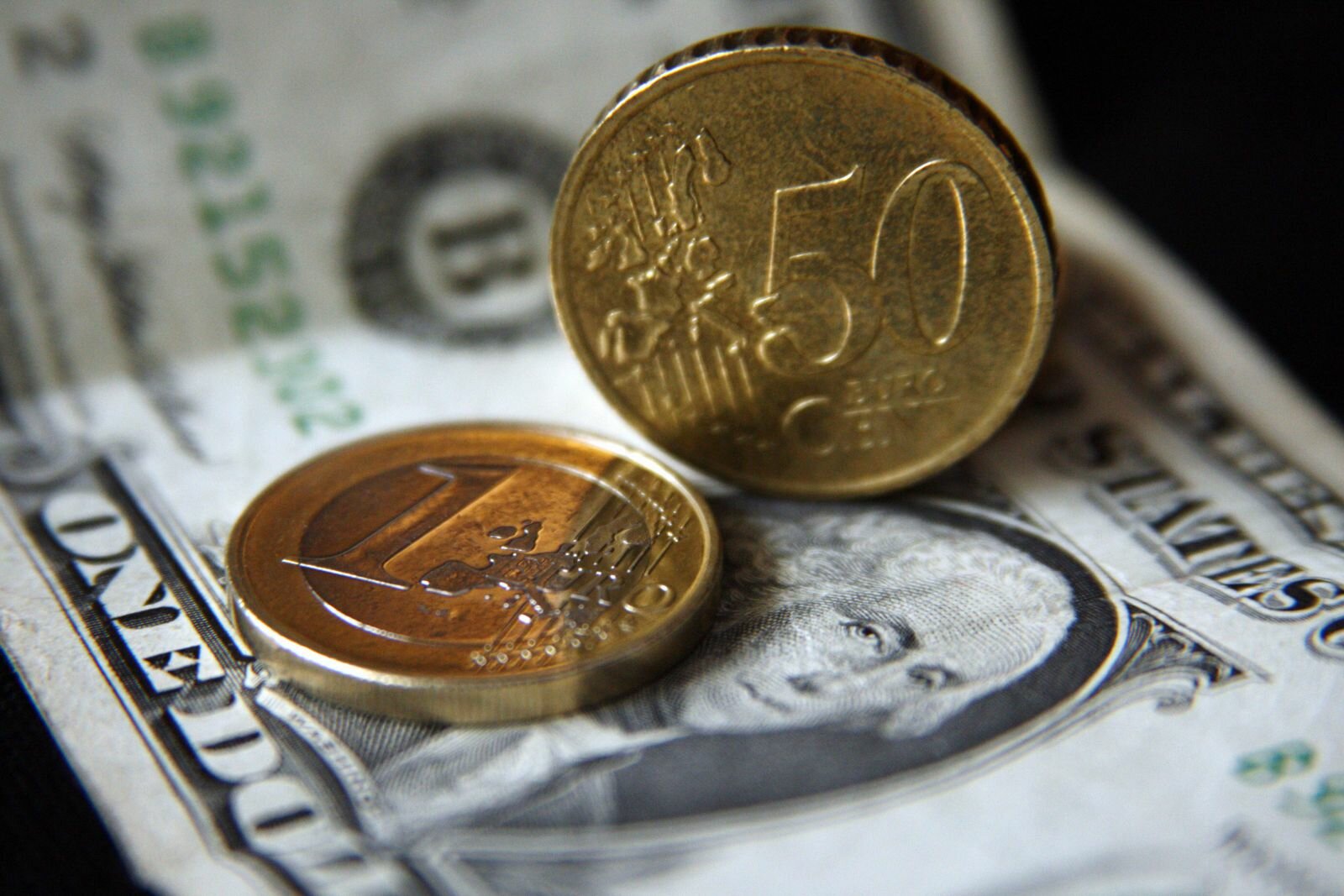 Доллар и евро перешагнули психологическую планку: новый курс валют