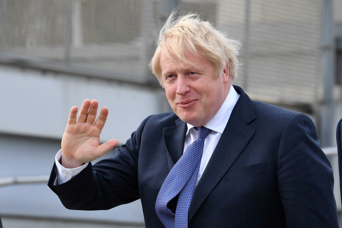 В Сеть попало видео, как британский премьер Джонсон не мог "укротить" свой зонт