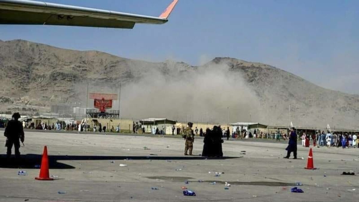 В Кабуле возле аэропорта террористы взорвали две бомбы - погибли 13 человек
