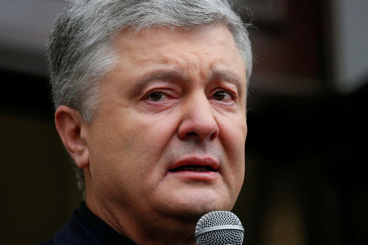 Порошенко, узнав, что суд не арестует его, начал петь гимн Украины
