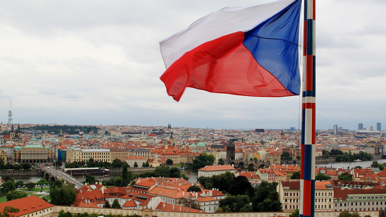 Сразу 18 российских дипломатов вышлют из Чехии