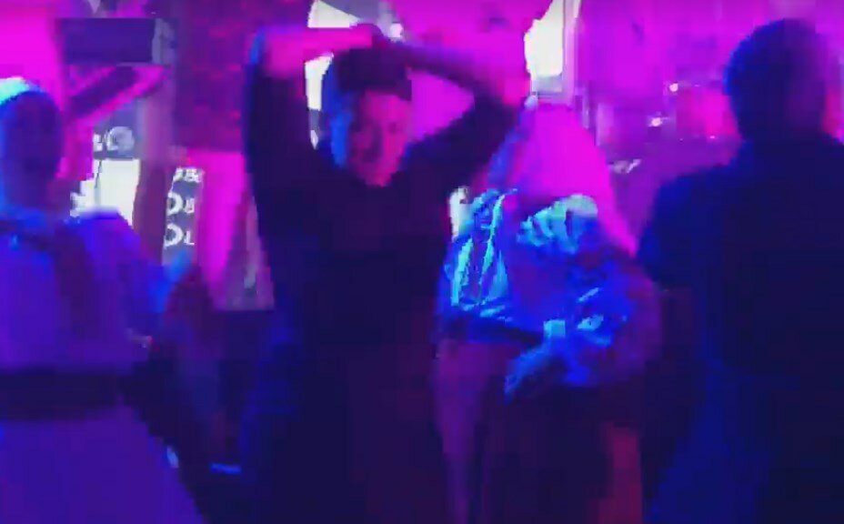 "Пьяную в стельку" Савченко, бурно танцующую под Сердючку, засекли на дне рождения у Гордона – кадры 