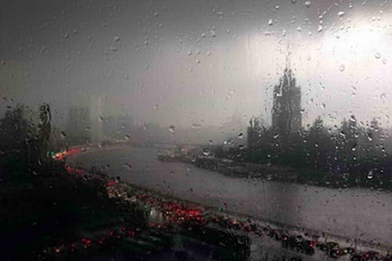 Мощный ливень обрушился на Москву: по улицам и дорогам текут реки