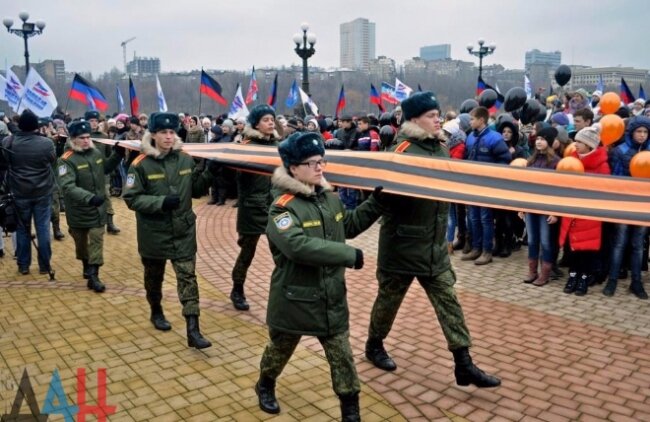 В Донецке отметили День Георгиевской ленты: на митинг собрались более десяти тысяч жителей ДНР - кадры