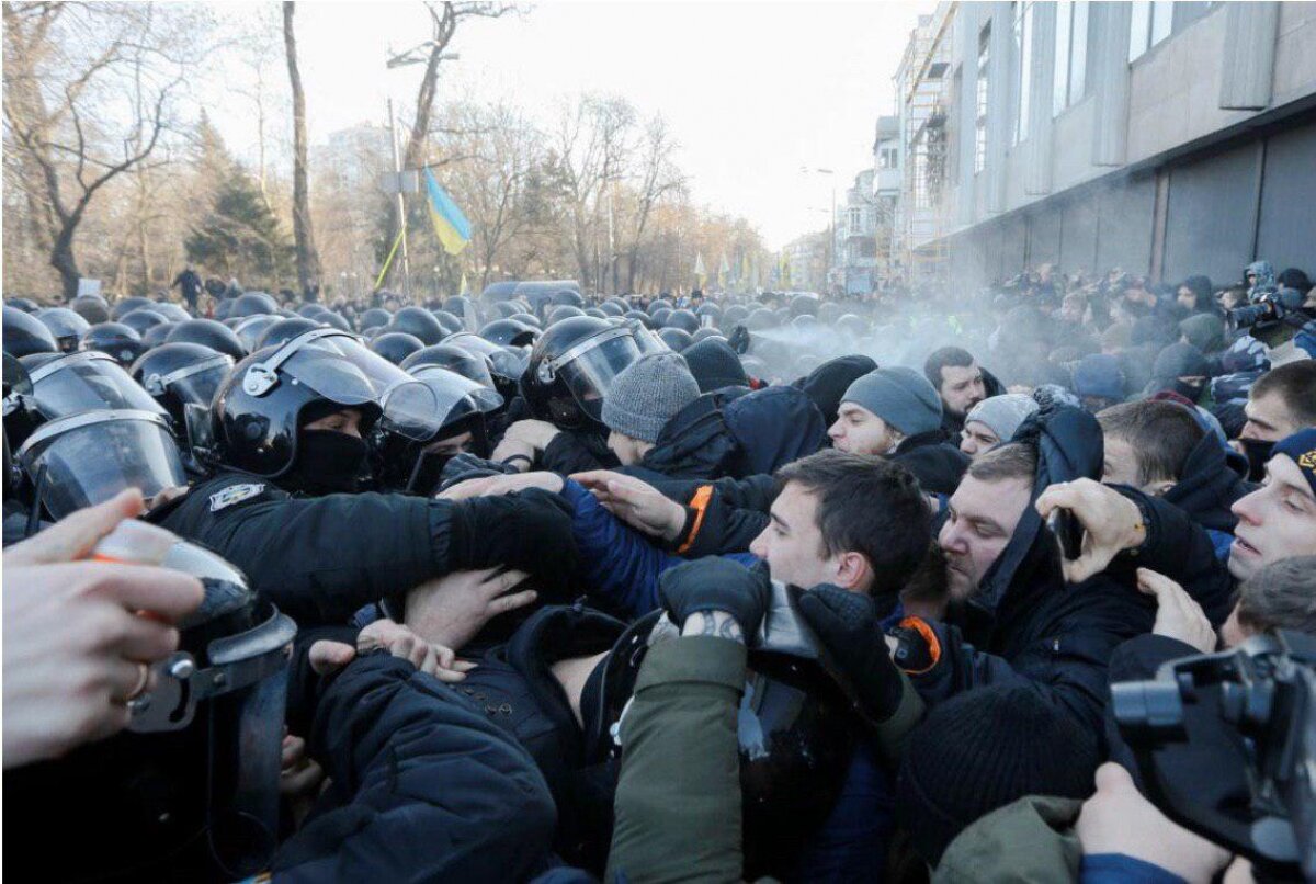 В Киеве радикалы столкнулись с полицией: кадры с места стычки