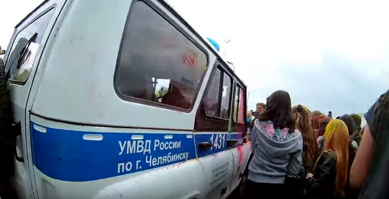 В Челябинске подростки, выкрикивая лозунги "АУЕ", принялись громить автомобиль полиции: кадры