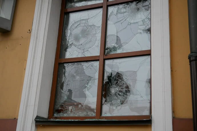 Неонацисты атаковали здание Россотрудничества в Киеве и разгромили Сбербанк – кадры