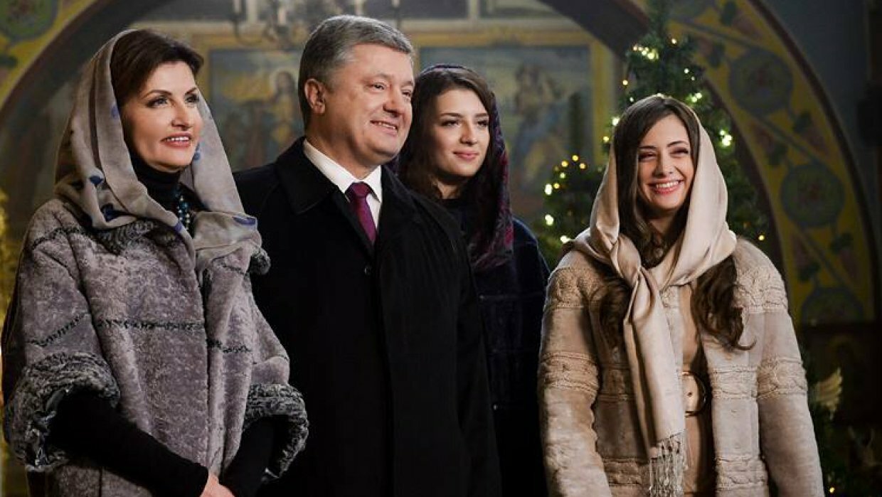 СМИ узнали, куда Порошенко отправит дочерей получать высшее образование