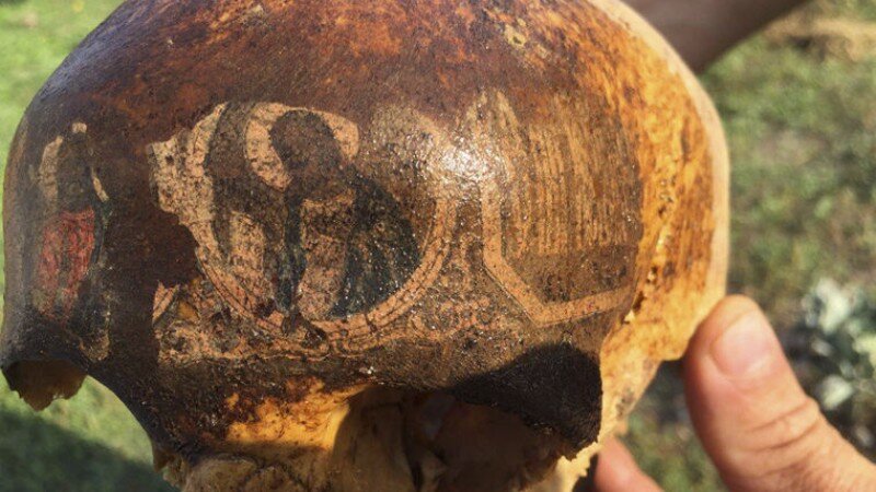Археологи раскопали череп солдата времен Великой Отечественной войны, на котором изображены святые 