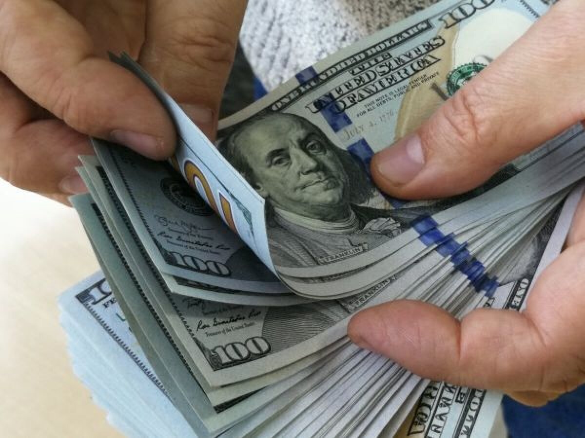 Курс доллара опустился до рекордно низкой отметки впервые за 3 месяца