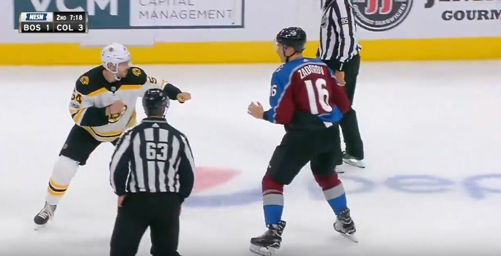 Российский хоккеист Никита Задоров устроил драку на льду во время матча НХЛ - кадры
