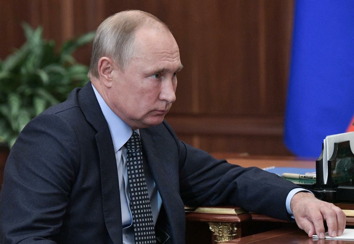 ​Путин пошутил над Устиновым, схватившим колбасу на выставке в Адыгее