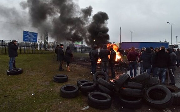 На границе Украины и Польши жгут шины: начались столкновения митингующих и дальнобойщиков