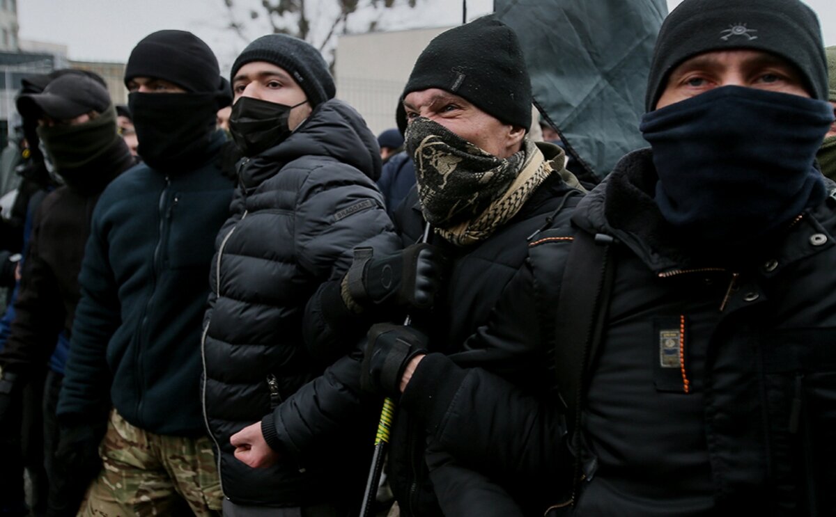 Украинские радикалы избили в прямом эфире журналиста телеканала "НАШ" Польчунова 