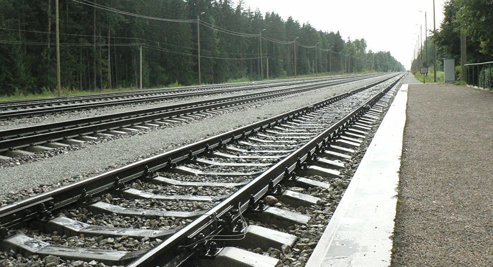 ​Трагедия в Красноярске: поезд на огромной скорости переехал мать и ребенка - подробности