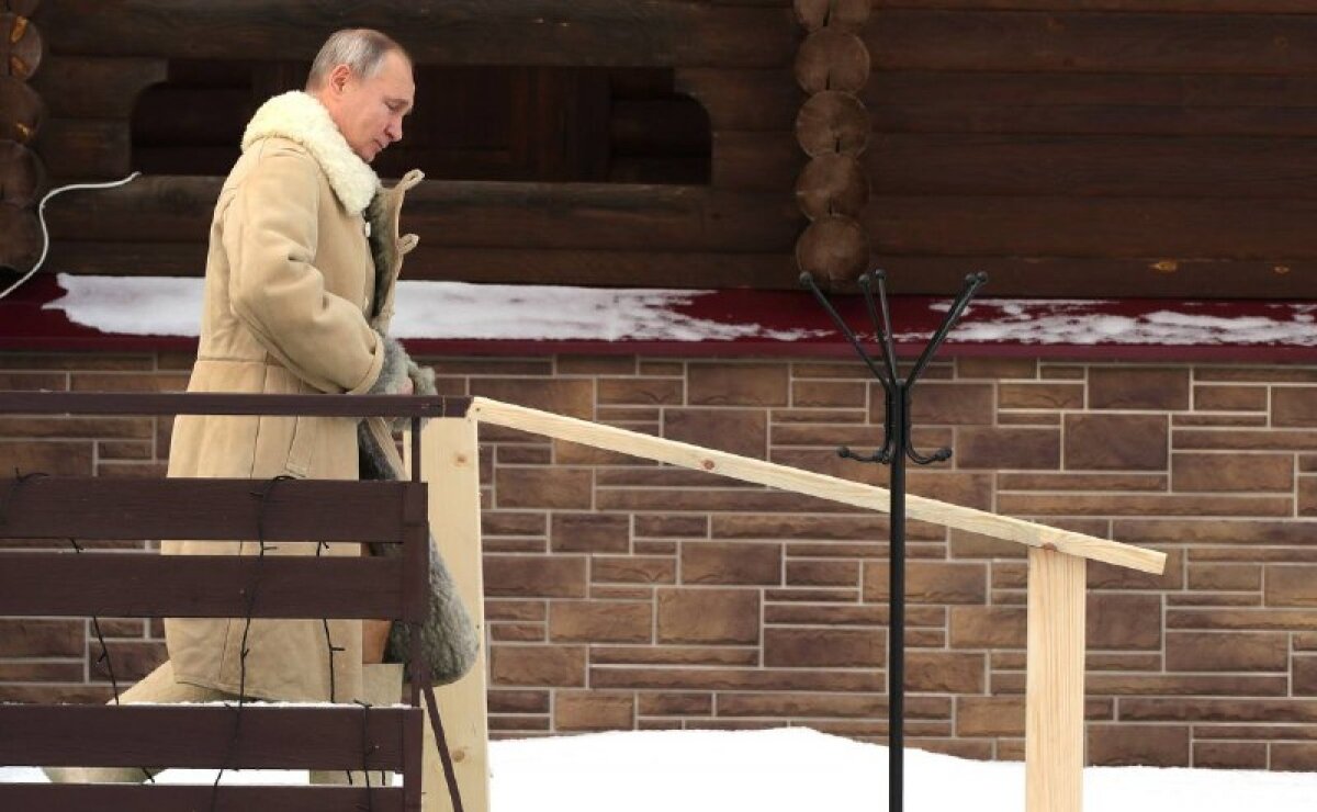 На Крещение по традиции в прорубь окунулся российский президент Владимир Путин