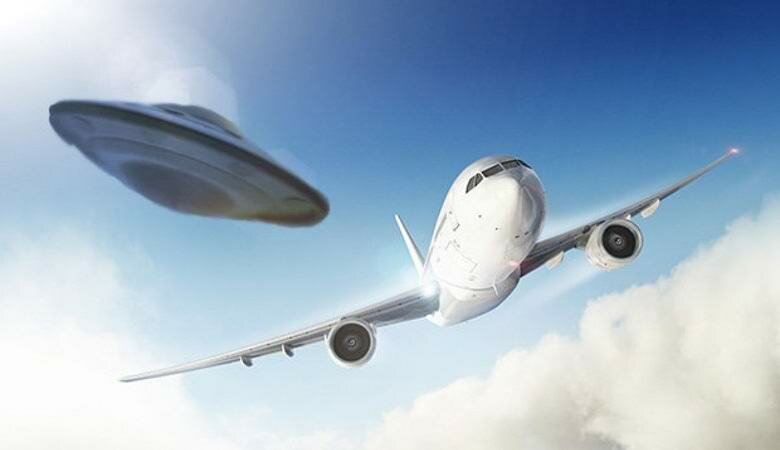 Преследовал НЛО на 8 марта: пассажиры авиалайнера увидели громадный корабль инопланетных гуманоидов – кадры 