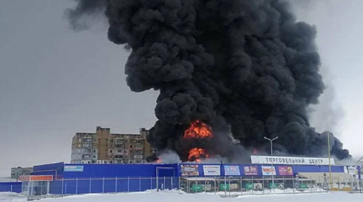 На Украине мужчина с топором поджег первомайский "Эпицентр": видео пожара