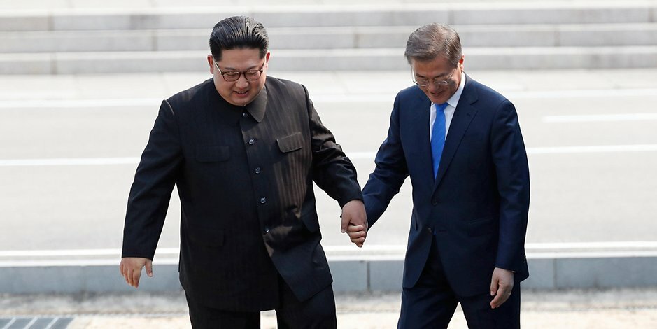 Появились яркие кадры сенсационной встречи лидеров Северной и Южной Корей