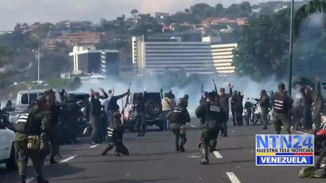 ​В Венесуэле начались уличные бои: опубликованы кадры из Каракаса