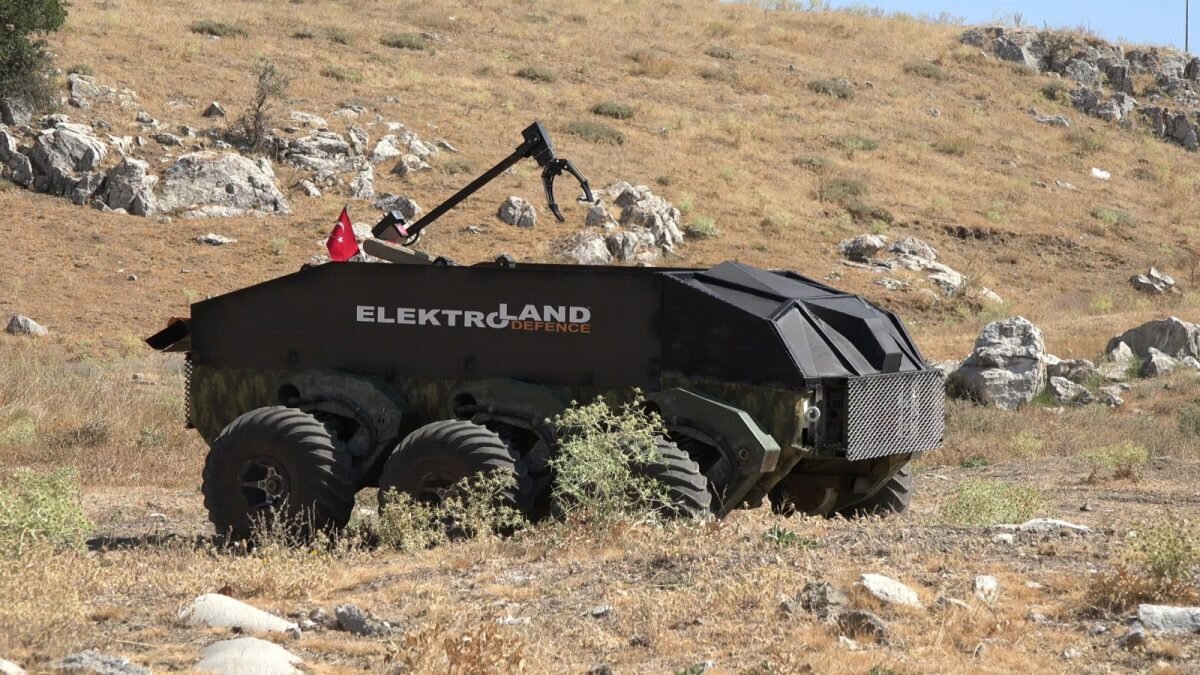Турецкий робот-эвакуатор Bogac спас раненого с поля боя: кадры