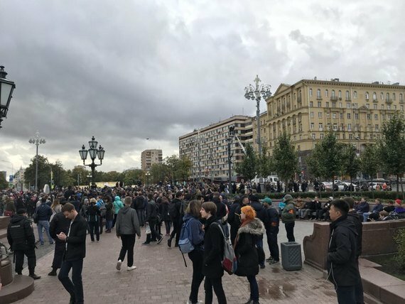 Митинги сторонников Навального в регионах едва собирают несколько десятков человек – кадры первых задержаний 