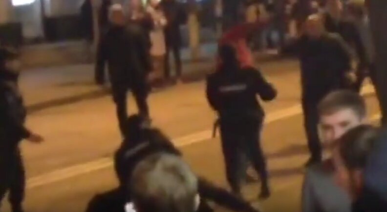 Фанаты "Спартака" забросали петардами полицию в Краснодаре: кадры массовых беспорядков