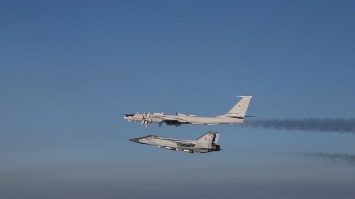 Появилось видео учений российских Ту-142 - на перехват поднялись истребители НАТО