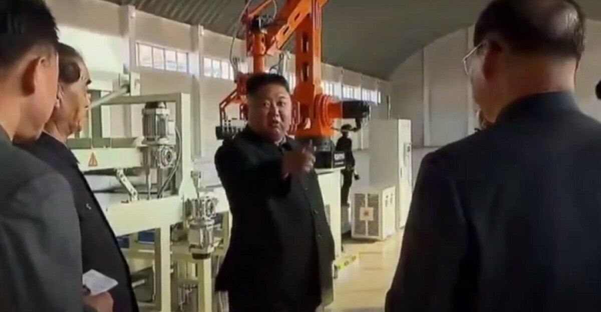 Ким Чен Ын отчитал чиновника: в Сети появилось первое видео за три недели